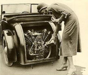 Scarab, Frau am Motor